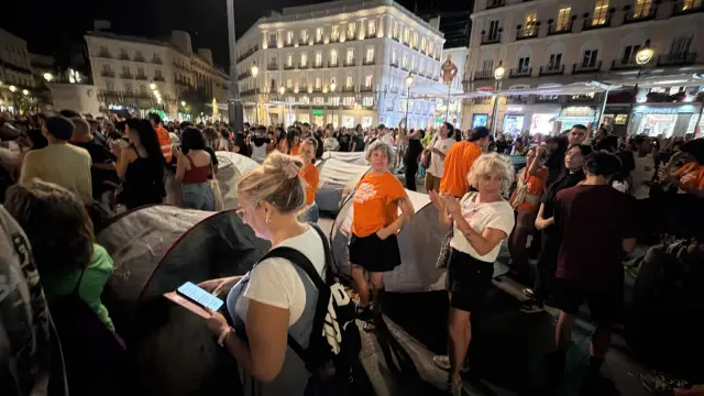 EL CASO MARICARMEN LLEVA LA CRISIS DE LA VIVIENDA AL CORAZÓN DE MADRID: CIENTOS DE PERSONAS AMANECEN ACAMPADAS EN SOL