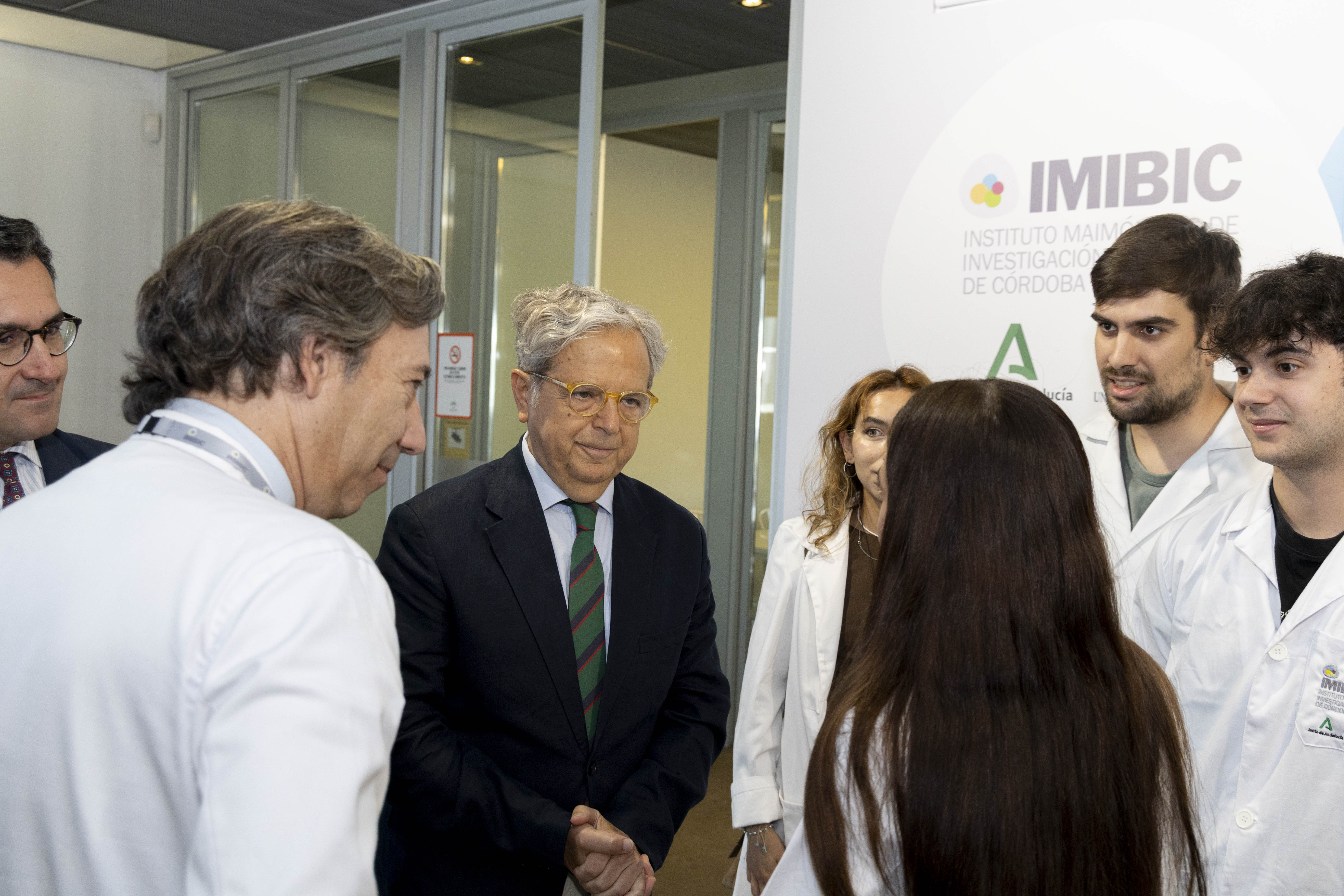 La Diputación destina 500.000 euros al IMIBIC para impulsar la investigación y el talento joven