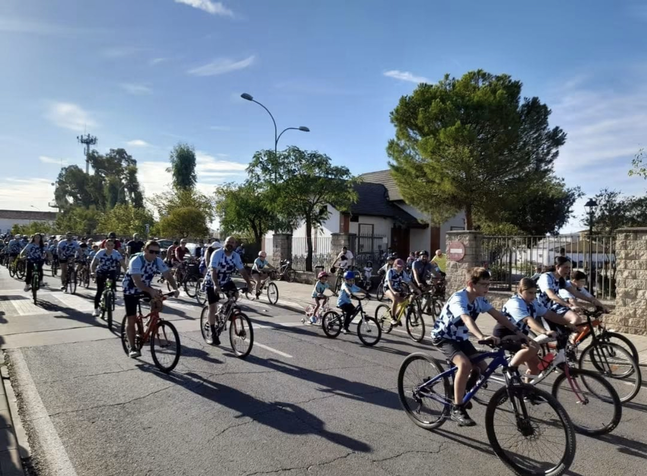 Más de 400 personas convierten el Día de la Bicicleta de Peñarroya-Pueblonuevo en una multitudinaria jornada deportiva y solidaria