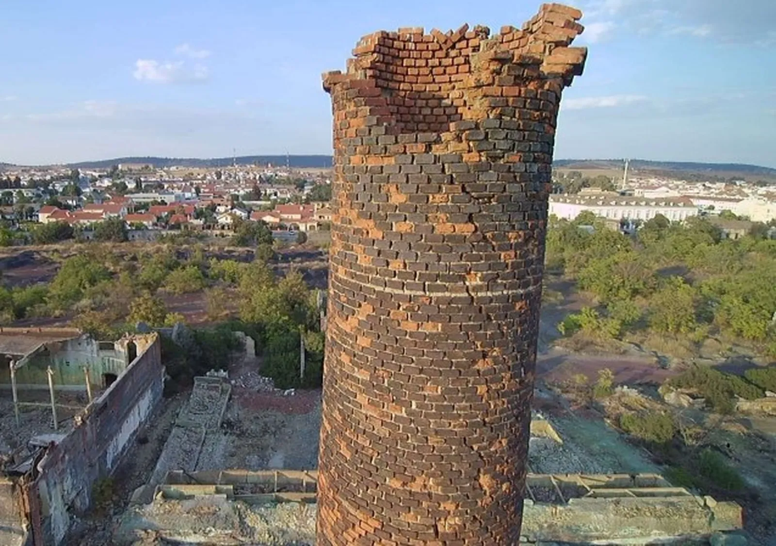 Peñarroya-Pueblonuevo destina 47.500 euros a restaurar la histórica chimenea del ácido sulfúrico del Cerco Industrial