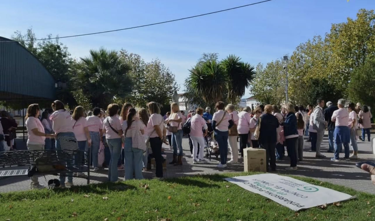 Peñarroya-Pueblonuevo se tiñe de rosa en una multitudinaria muestra de solidaridad contra el cáncer de mama