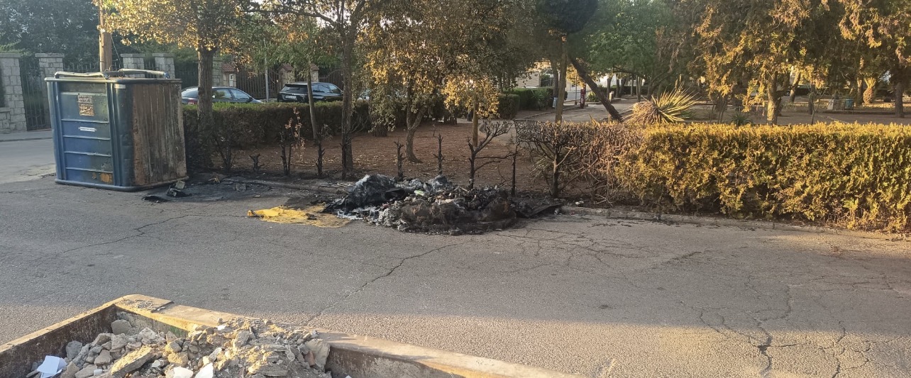 Un incendio calcina contenedores y afecta a los setos de la plaza de España de Peñarroya-Pueblonuevo